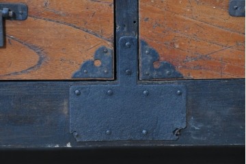 和製アンティーク　赤みのある木肌に黒い金具が映える観音開き帳場小箪笥　(R-087135)