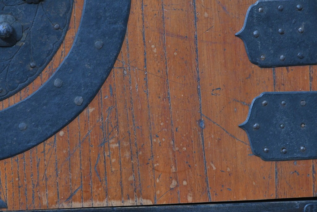 和製アンティーク　赤みのある木肌に黒い金具が映える観音開き帳場小箪笥　(R-087135)