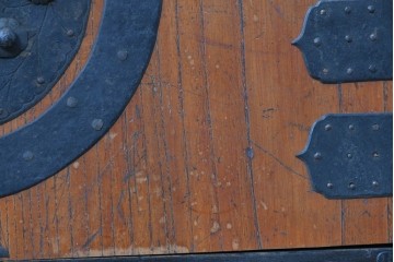 和製アンティーク　赤みのある木肌に黒い金具が映える観音開き帳場小箪笥　(R-087135)