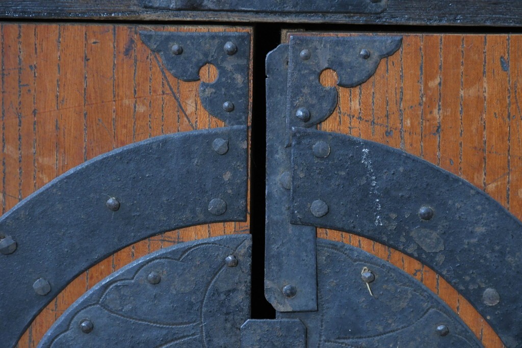 和製アンティーク　赤みのある木肌に黒い金具が映える観音開き帳場小箪笥　(R-087135)