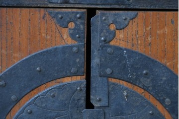 和製アンティーク　赤みのある木肌に黒い金具が映える観音開き帳場小箪笥　(R-087135)