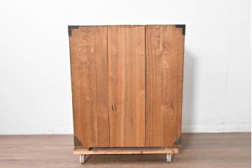 和製アンティーク　赤みのある木肌に黒い金具が映える観音開き帳場小箪笥　(R-087135)