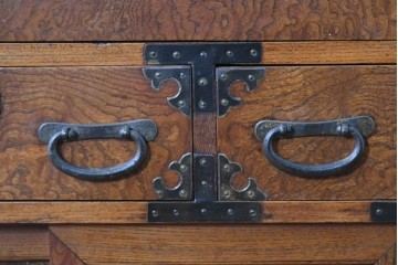 和製アンティーク　前面欅(ケヤキ)材　美しい杢目の帳場箪笥　(R-087136)