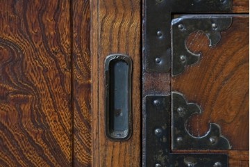 和製アンティーク　前面欅(ケヤキ)材　美しい杢目の帳場箪笥　(R-087136)