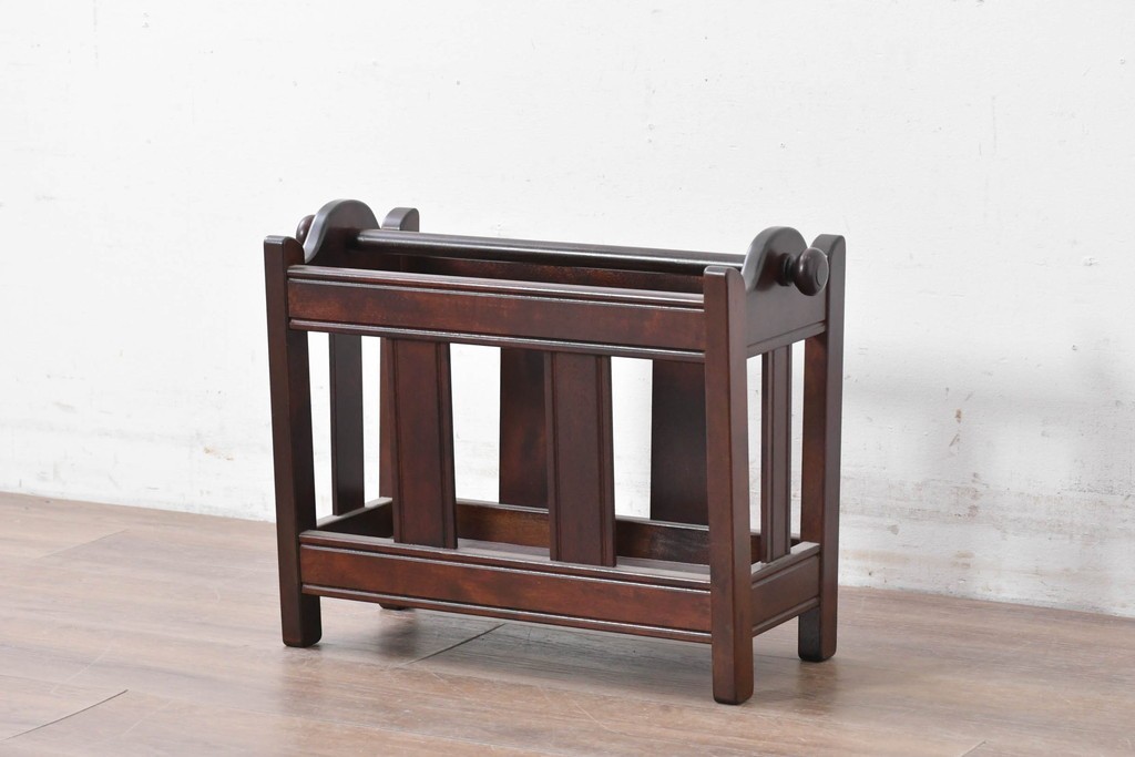 中古　美品　松本民芸家具　和洋折衷の空間にも自然に馴染むC型マガジンラック　(R-087137)