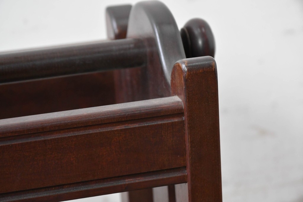 中古　美品　松本民芸家具　和洋折衷の空間にも自然に馴染むC型マガジンラック　(R-087137)