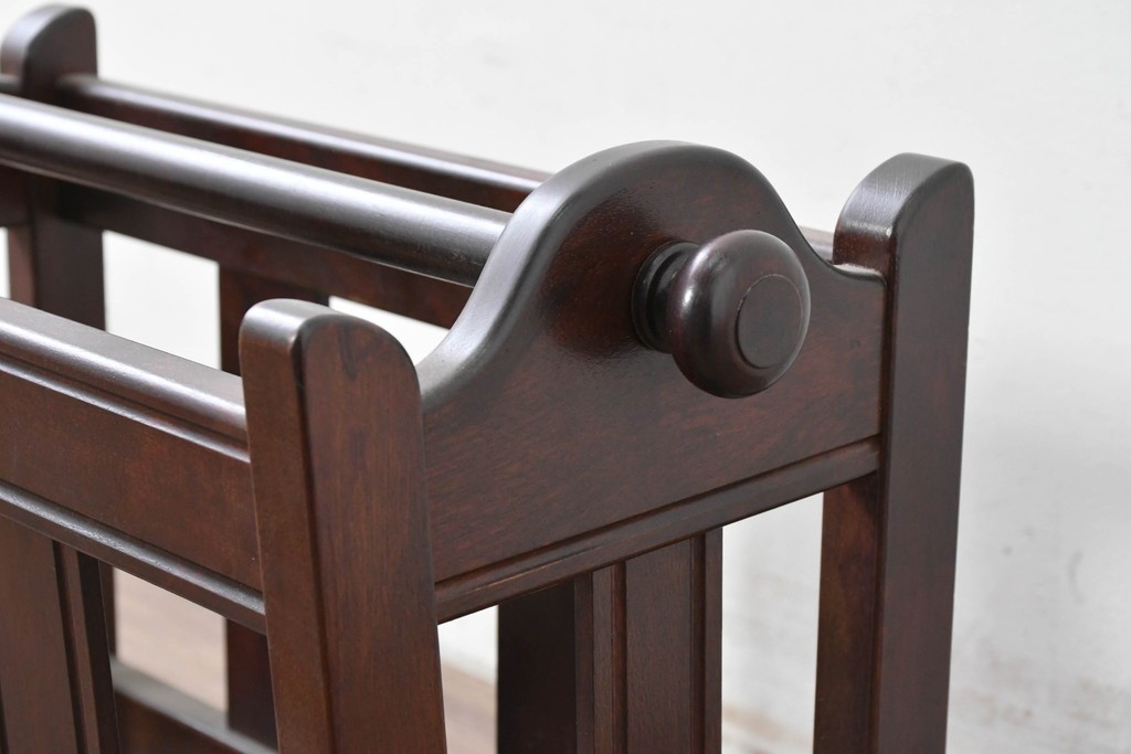 中古　美品　松本民芸家具　和洋折衷の空間にも自然に馴染むC型マガジンラック　(R-087137)