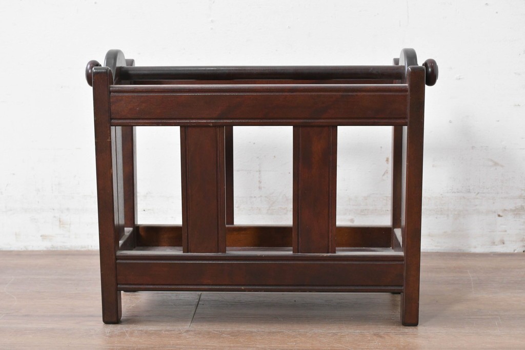 中古　美品　松本民芸家具　和洋折衷の空間にも自然に馴染むC型マガジンラック　(R-087137)