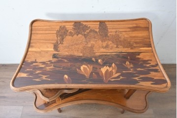 フランスアンティーク　希少!!　エミール・ガレ(Emile Galle)　フルール・ド・ロー(Fleur de l'Eau)　象嵌細工が美しい3段テーブル　(R-087143)
