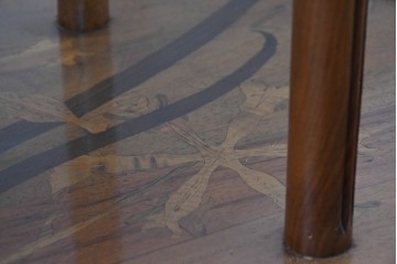 フランスアンティーク　希少!!　エミール・ガレ(Emile Galle)　フルール・ド・ロー(Fleur de l'Eau)　象嵌細工が美しい3段テーブル　(R-087143)