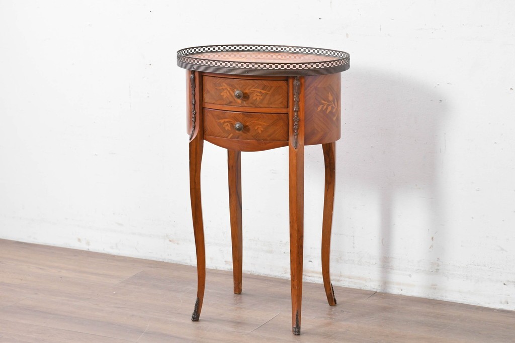 中古　美品　六本木アピス(APIS)取り扱い　イタリア最高級家具　MARCONI ARTE(マルコーニ アルテ)　すらりと伸びる脚が優美なサイドテーブル　定価約28万円　(R-087144)