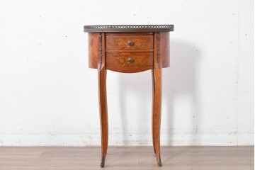 中古　美品　六本木アピス(APIS)取り扱い　イタリア最高級家具　MARCONI ARTE(マルコーニ アルテ)　すらりと伸びる脚が優美なサイドテーブル　定価約28万円　(R-087144)