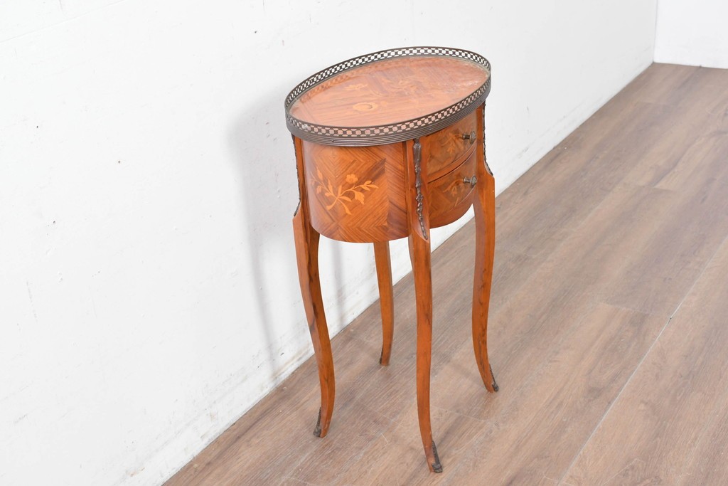 中古　美品　六本木アピス(APIS)取り扱い　イタリア最高級家具　MARCONI ARTE(マルコーニ アルテ)　すらりと伸びる脚が優美なサイドテーブル　定価約28万円　(R-087144)