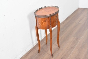 中古　美品　六本木アピス(APIS)取り扱い　イタリア最高級家具　MARCONI ARTE(マルコーニ アルテ)　すらりと伸びる脚が優美なサイドテーブル　定価約28万円　(R-087144)