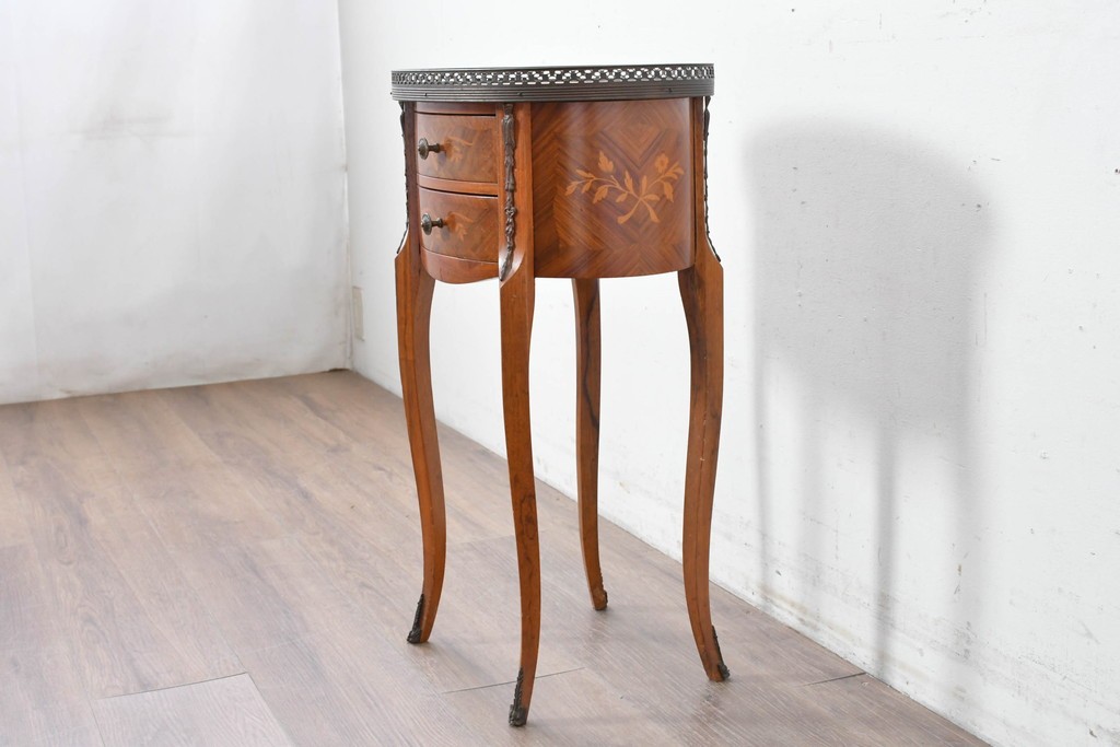 中古　美品　六本木アピス(APIS)取り扱い　イタリア最高級家具　MARCONI ARTE(マルコーニ アルテ)　すらりと伸びる脚が優美なサイドテーブル　定価約28万円　(R-087144)