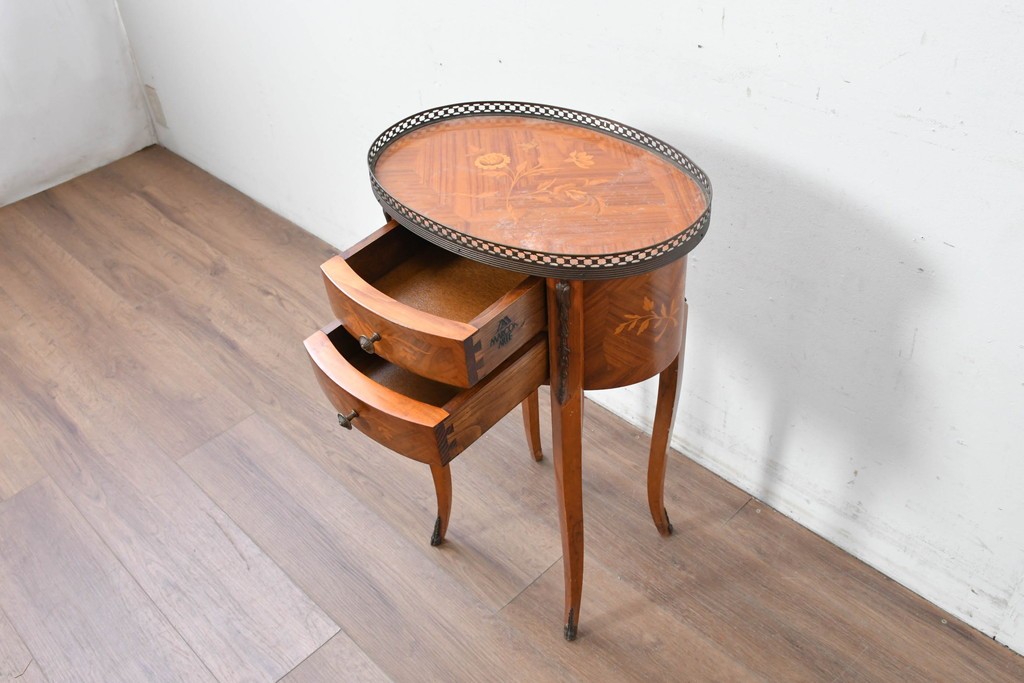 中古　美品　六本木アピス(APIS)取り扱い　イタリア最高級家具　MARCONI ARTE(マルコーニ アルテ)　すらりと伸びる脚が優美なサイドテーブル　定価約28万円　(R-087144)