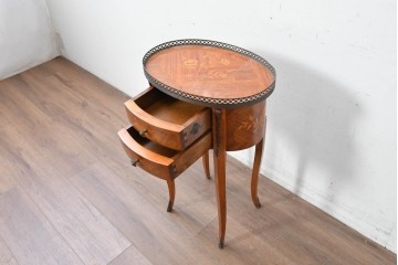 中古　美品　六本木アピス(APIS)取り扱い　イタリア最高級家具　MARCONI ARTE(マルコーニ アルテ)　すらりと伸びる脚が優美なサイドテーブル　定価約28万円　(R-087144)