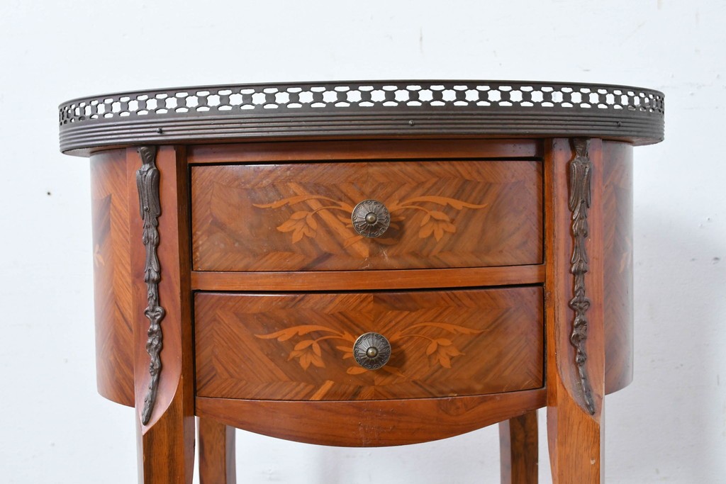 中古　美品　六本木アピス(APIS)取り扱い　イタリア最高級家具　MARCONI ARTE(マルコーニ アルテ)　すらりと伸びる脚が優美なサイドテーブル　定価約28万円　(R-087144)