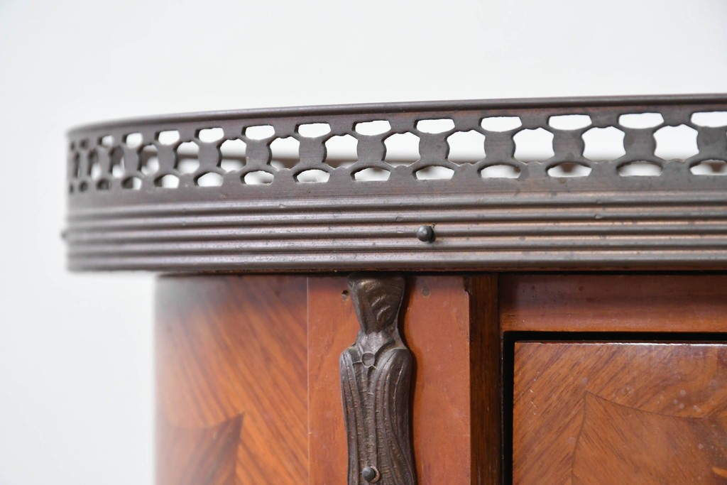 中古　美品　六本木アピス(APIS)取り扱い　イタリア最高級家具　MARCONI ARTE(マルコーニ アルテ)　すらりと伸びる脚が優美なサイドテーブル　定価約28万円　(R-087144)