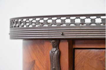 中古　美品　六本木アピス(APIS)取り扱い　イタリア最高級家具　MARCONI ARTE(マルコーニ アルテ)　すらりと伸びる脚が優美なサイドテーブル　定価約28万円　(R-087144)