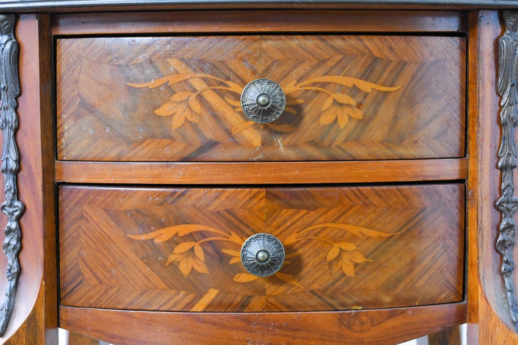 中古　美品　六本木アピス(APIS)取り扱い　イタリア最高級家具　MARCONI ARTE(マルコーニ アルテ)　すらりと伸びる脚が優美なサイドテーブル　定価約28万円　(R-087144)