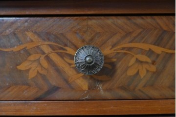 中古　美品　六本木アピス(APIS)取り扱い　イタリア最高級家具　MARCONI ARTE(マルコーニ アルテ)　すらりと伸びる脚が優美なサイドテーブル　定価約28万円　(R-087144)