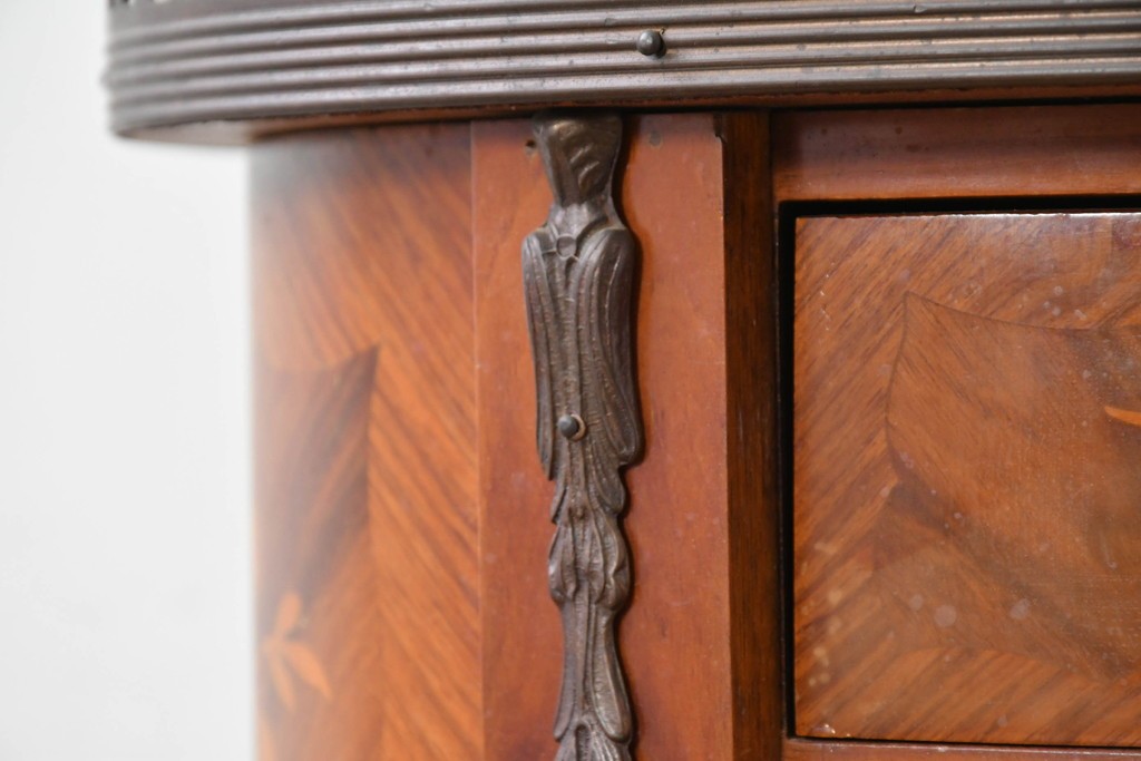 中古　美品　六本木アピス(APIS)取り扱い　イタリア最高級家具　MARCONI ARTE(マルコーニ アルテ)　すらりと伸びる脚が優美なサイドテーブル　定価約28万円　(R-087144)