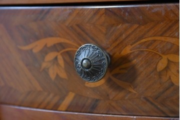 中古　美品　六本木アピス(APIS)取り扱い　イタリア最高級家具　MARCONI ARTE(マルコーニ アルテ)　すらりと伸びる脚が優美なサイドテーブル　定価約28万円　(R-087144)