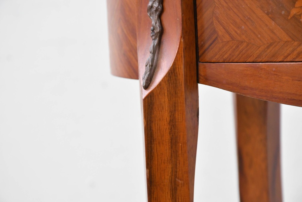 中古　美品　六本木アピス(APIS)取り扱い　イタリア最高級家具　MARCONI ARTE(マルコーニ アルテ)　すらりと伸びる脚が優美なサイドテーブル　定価約28万円　(R-087144)