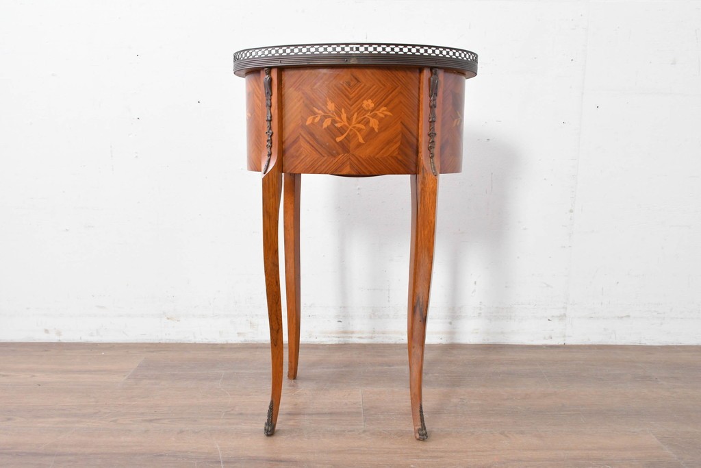 中古　美品　六本木アピス(APIS)取り扱い　イタリア最高級家具　MARCONI ARTE(マルコーニ アルテ)　すらりと伸びる脚が優美なサイドテーブル　定価約28万円　(R-087144)