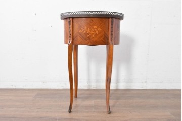 中古　美品　六本木アピス(APIS)取り扱い　イタリア最高級家具　MARCONI ARTE(マルコーニ アルテ)　すらりと伸びる脚が優美なサイドテーブル　定価約28万円　(R-087144)