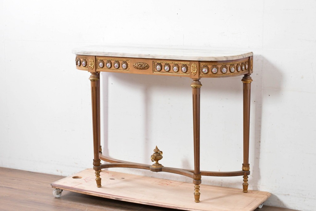 スペインヴィンテージ　高級輸入家具　六本木アピス(APIS)取り扱い　真鍮金具と磁器のメダリオンが華やかなコンソールテーブル　(R-087145)