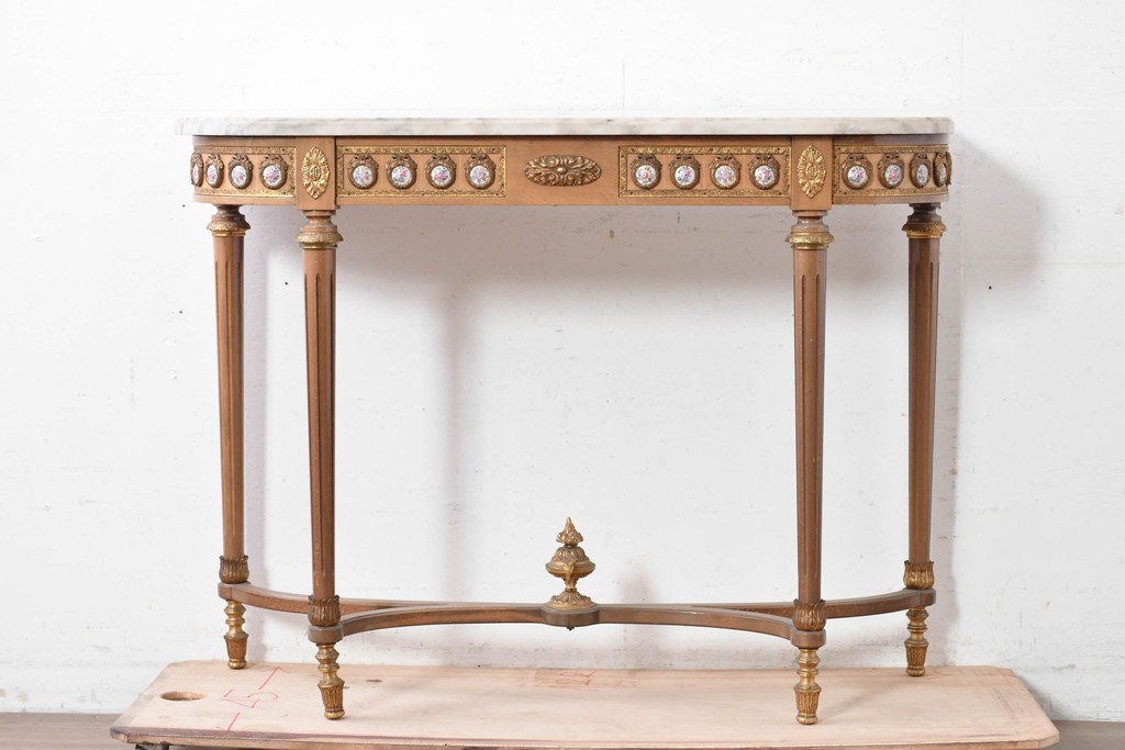 スペインヴィンテージ　高級輸入家具　六本木アピス(APIS)取り扱い　真鍮金具と磁器のメダリオンが華やかなコンソールテーブル　(R-087145)