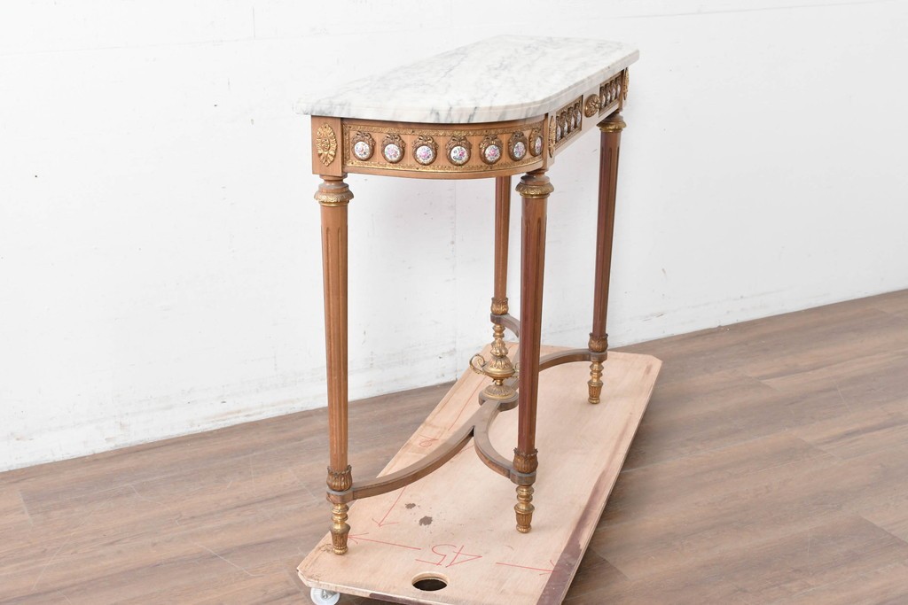 スペインヴィンテージ　高級輸入家具　六本木アピス(APIS)取り扱い　真鍮金具と磁器のメダリオンが華やかなコンソールテーブル　(R-087145)