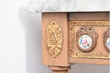 スペインヴィンテージ　高級輸入家具　六本木アピス(APIS)取り扱い　真鍮金具と磁器のメダリオンが華やかなコンソールテーブル　(R-087145)