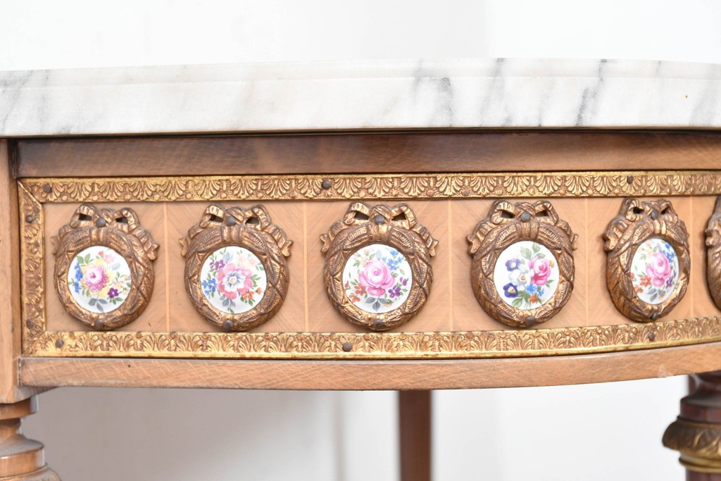 スペインヴィンテージ　高級輸入家具　六本木アピス(APIS)取り扱い　真鍮金具と磁器のメダリオンが華やかなコンソールテーブル　(R-087145)