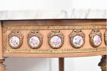 スペインヴィンテージ　高級輸入家具　六本木アピス(APIS)取り扱い　真鍮金具と磁器のメダリオンが華やかなコンソールテーブル　(R-087145)