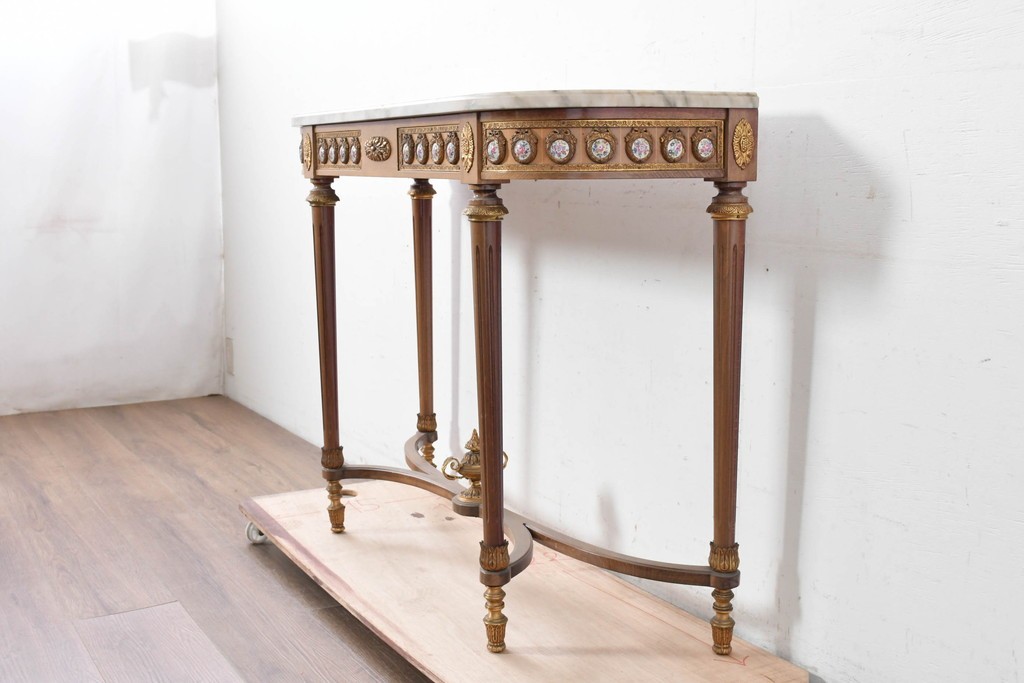 スペインヴィンテージ　高級輸入家具　六本木アピス(APIS)取り扱い　真鍮金具と磁器のメダリオンが華やかなコンソールテーブル　(R-087145)
