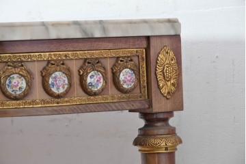 スペインヴィンテージ　高級輸入家具　六本木アピス(APIS)取り扱い　真鍮金具と磁器のメダリオンが華やかなコンソールテーブル　(R-087145)