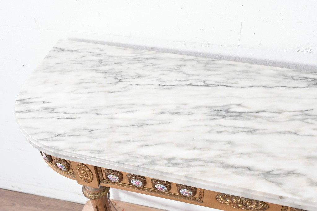 スペインヴィンテージ　高級輸入家具　六本木アピス(APIS)取り扱い　真鍮金具と磁器のメダリオンが華やかなコンソールテーブル　(R-087145)