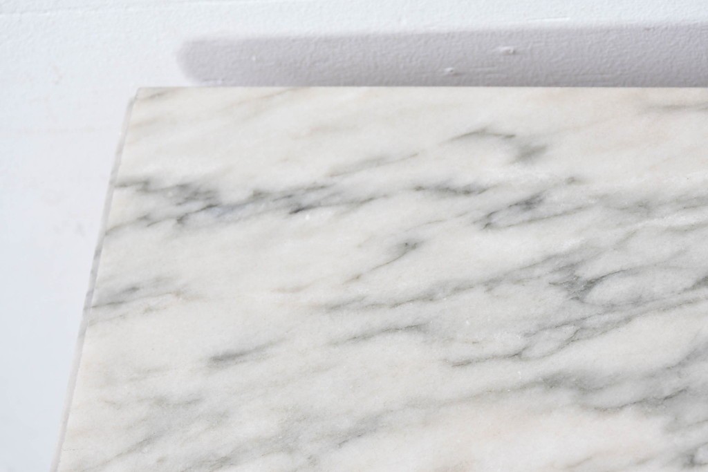 スペインヴィンテージ　高級輸入家具　六本木アピス(APIS)取り扱い　真鍮金具と磁器のメダリオンが華やかなコンソールテーブル　(R-087145)