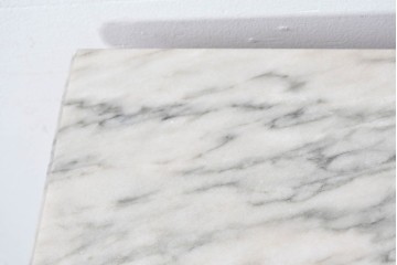 スペインヴィンテージ　高級輸入家具　六本木アピス(APIS)取り扱い　真鍮金具と磁器のメダリオンが華やかなコンソールテーブル　(R-087145)