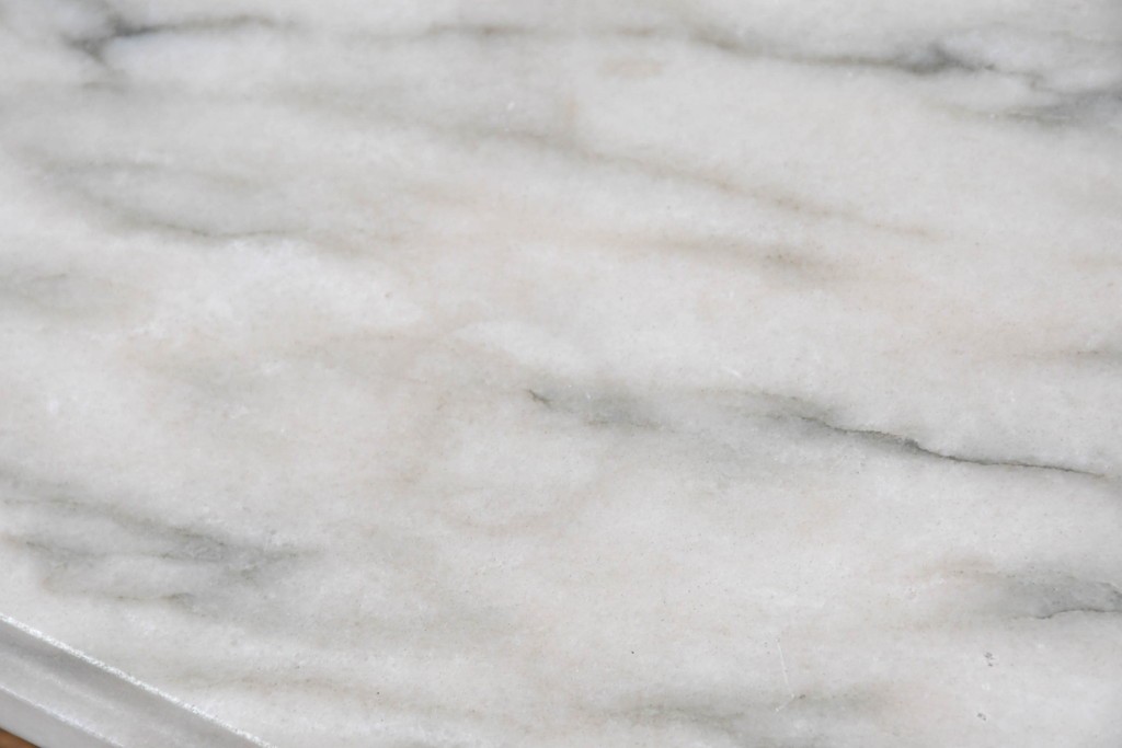 スペインヴィンテージ　高級輸入家具　六本木アピス(APIS)取り扱い　真鍮金具と磁器のメダリオンが華やかなコンソールテーブル　(R-087145)