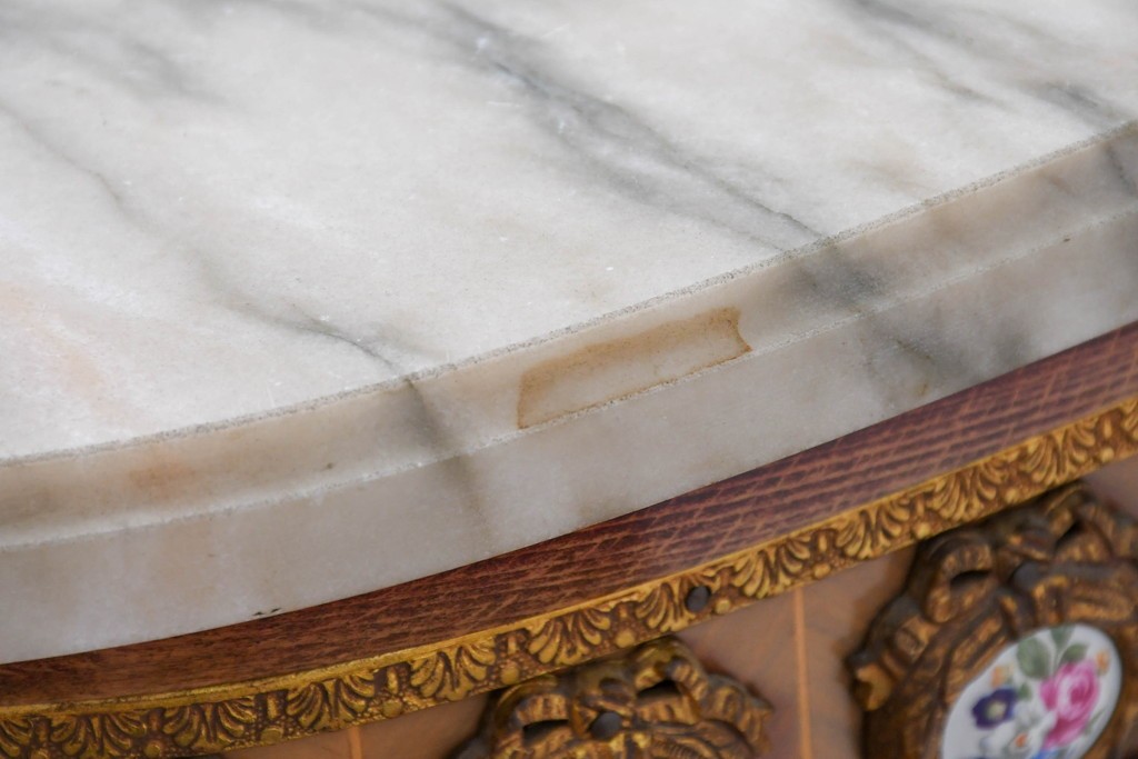 スペインヴィンテージ　高級輸入家具　六本木アピス(APIS)取り扱い　真鍮金具と磁器のメダリオンが華やかなコンソールテーブル　(R-087145)