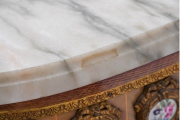 スペインヴィンテージ　高級輸入家具　六本木アピス(APIS)取り扱い　真鍮金具と磁器のメダリオンが華やかなコンソールテーブル　(R-087145)