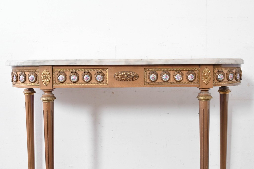 スペインヴィンテージ　高級輸入家具　六本木アピス(APIS)取り扱い　真鍮金具と磁器のメダリオンが華やかなコンソールテーブル　(R-087145)