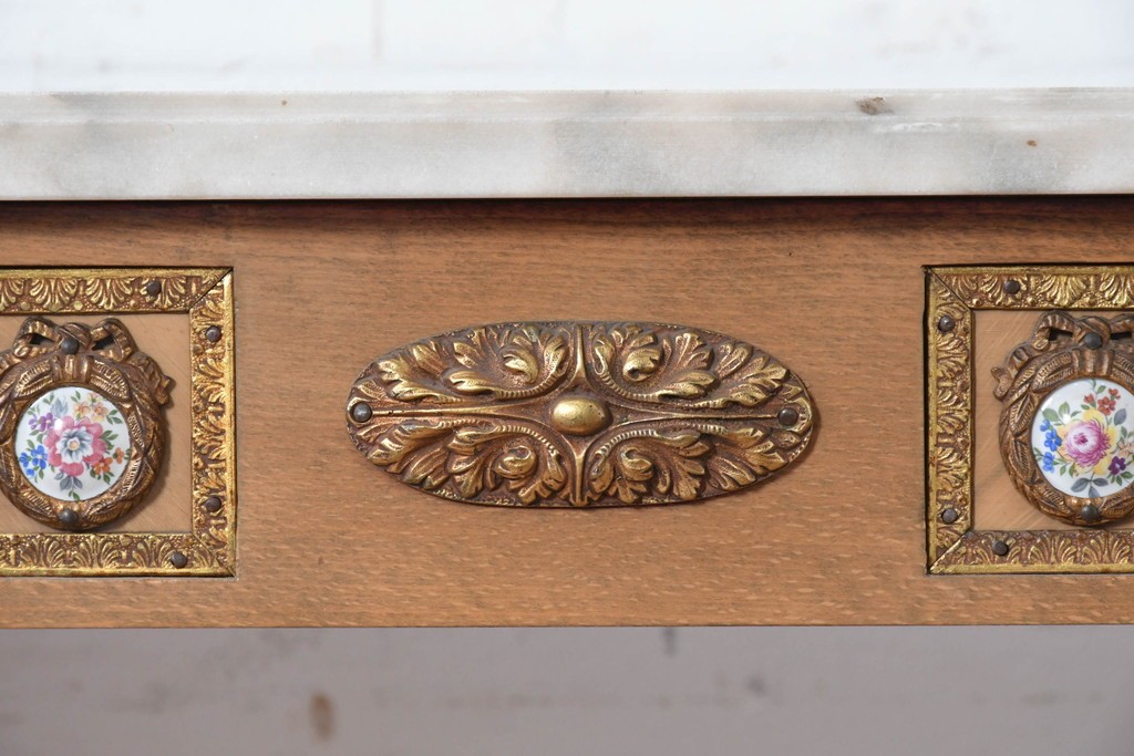 スペインヴィンテージ　高級輸入家具　六本木アピス(APIS)取り扱い　真鍮金具と磁器のメダリオンが華やかなコンソールテーブル　(R-087145)