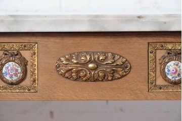 スペインヴィンテージ　高級輸入家具　六本木アピス(APIS)取り扱い　真鍮金具と磁器のメダリオンが華やかなコンソールテーブル　(R-087145)