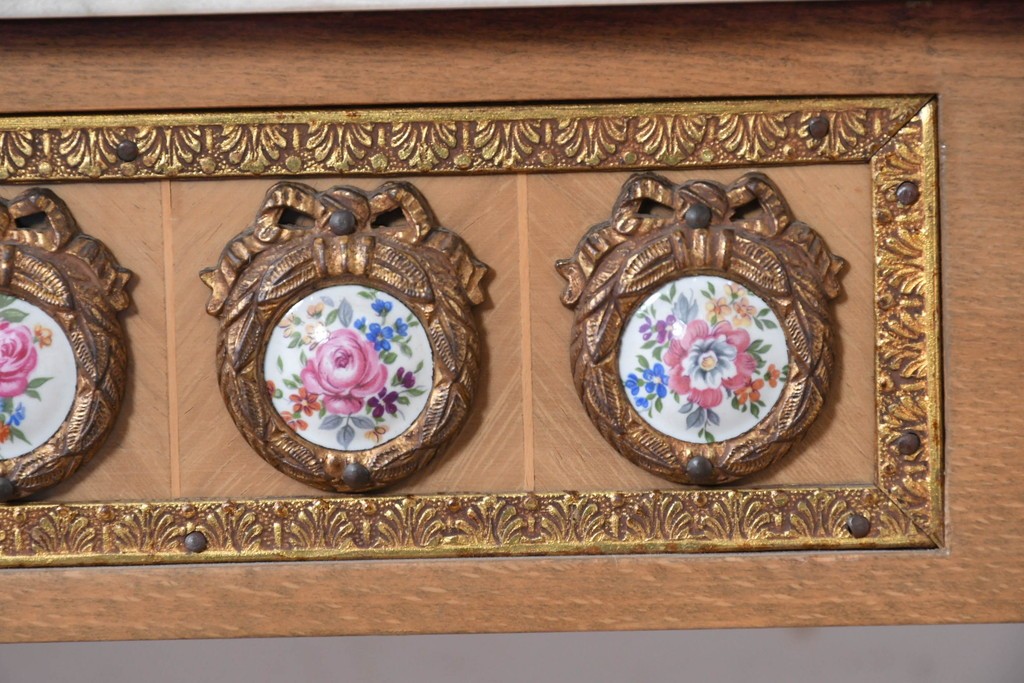 スペインヴィンテージ　高級輸入家具　六本木アピス(APIS)取り扱い　真鍮金具と磁器のメダリオンが華やかなコンソールテーブル　(R-087145)