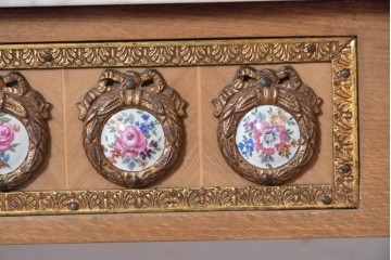 スペインヴィンテージ　高級輸入家具　六本木アピス(APIS)取り扱い　真鍮金具と磁器のメダリオンが華やかなコンソールテーブル　(R-087145)